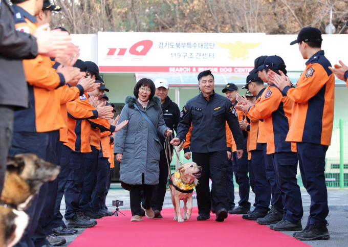 경기도북부특수대응단은 19일 국민의 생명지킴이로 활약했던 인명구조견 '아롱'의 영예로운 은퇴식을 진행했다. / 사진제공=경기도