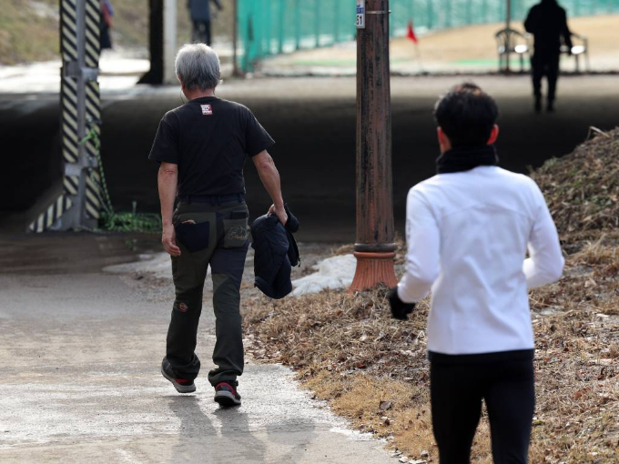 오는 20일에는 전국이 대체로 흐리고 오후부터 강원영동에 눈이 강하게 내릴 전망이다. 사진은 기온이 오르며 포근한 날씨를 보인 지난 18일 오후 경기 성남시 분당구 황새울공원에서 한 시민이 반팔차림으로 산책을 하고 있는 모습. /사진=뉴스1