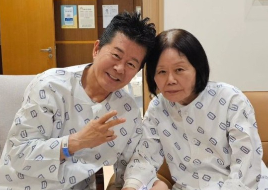 가수 태진아가 치매 투병 중인 아내 '옥경이' 이옥형씨와 함께 병원을 찾았다. /사진=태진아 인스타그램
