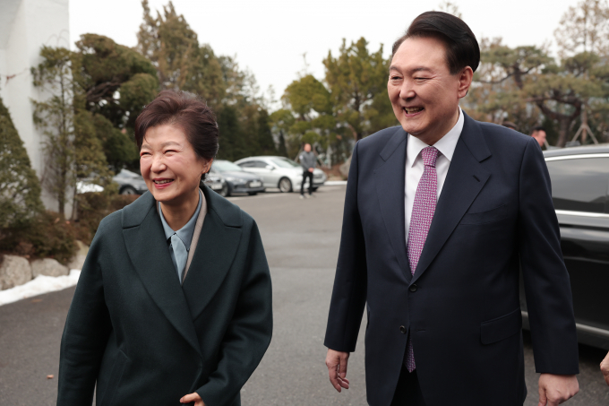 박근혜 전 대통령의 회고록 북콘서트가 다음달 5일 대구 한 호텔에서 개최된다. 사진은 윤석열 대통령(오른쪽)이 지난해 12월29일 박 전 대통령(왼쪽)을 서울 용산구 한남동 관저로 초대해 오찬 전 마중나와 인사하는 모습. /사진=뉴스1(대통령실 제공) 