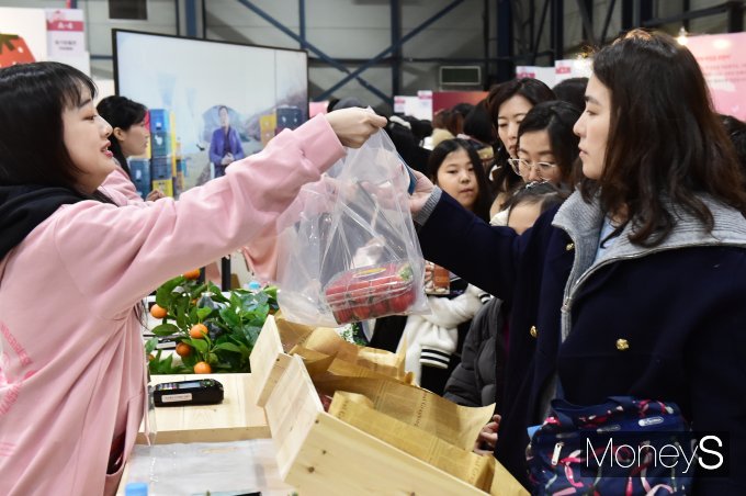 ▲ 상큼 딸기 앞에 모인 딸기 덕후들