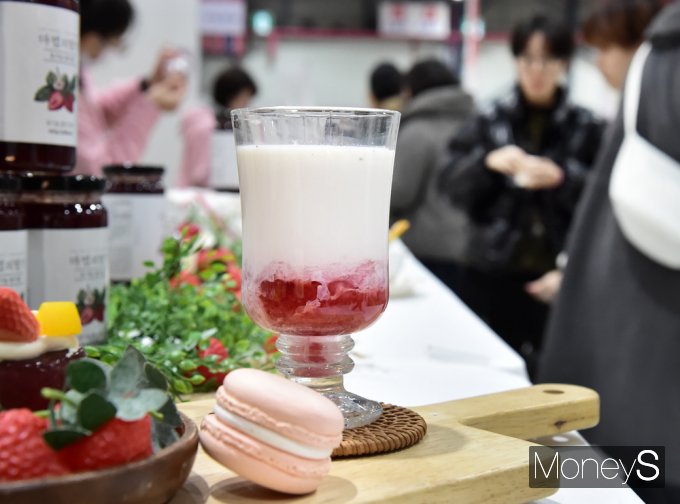 ▲ 딸기 마카롱, 딸기라떼도 별미중 별미!