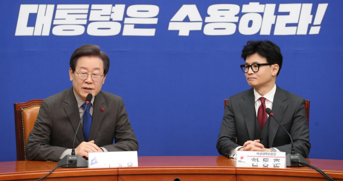 더불어민주당의 지지율은 전주대비 1%포인트 낮아진 반면 국민의힘의 지지율은 동일한 모습을 보였다. 사진은 이재명 더불어민주당 대표가 지난해 12월29일 서울 여의도 국회 민주당 대표실을 예방한 한동훈 국민의힘 비상대책위원장과 환담을 나누는 모습. /사진=뉴시스(공동취재사진)