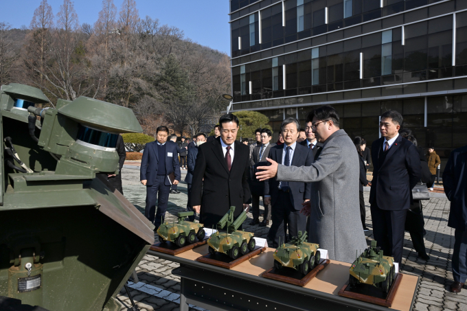 신원식 국방부 장관이 대전 국방과학연구소를 방문, 인공지능(AI) 기반 유무인복합체계 개발현황을 보고 받고 있다. /사진=국방부