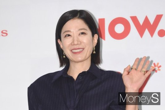 배우 이선균의 사망 이후 아내인 배우 전혜진의 근황이 처음 공개됐다. 사진은 지난 2022년 서울 여의도동 영등포구 중소기업중앙회에서 열린 제42회 한국영화평론가협회상(영평상) 시상식에 참석한 배우 전혜진. /사진=장동규 기자