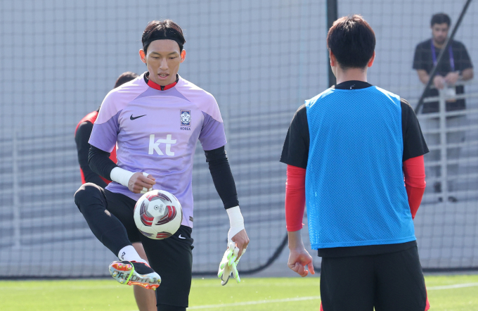 한국 축구대표팀의 주전 골키퍼 김승규가 부상으로 2023 아시안컵 대표팀에서 낙마했다. 사진은 대회 기간 중 훈련에 임하는 김승규(왼쪽). /사진=뉴시스
