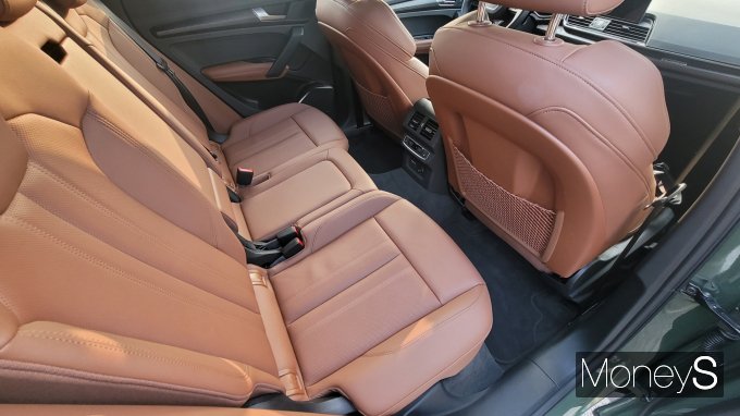 '아우디 Q5 40 TDI 콰트로 프리미엄'의 2열은 성인 남성이 앉기에 좁게 느껴질 수 있지만 큰 무리는 없는 수준이다. /사진=김창성 기자