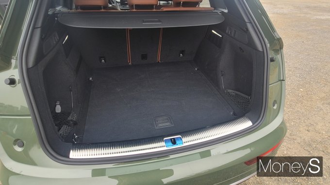 '아우디 Q5 40 TDI 콰트로 프리미엄'의 트렁크는 여행짐을 싣기에 충분하다. /사진=김창성 기자