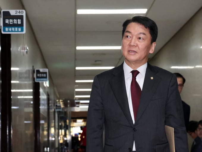 19일 친명계(친이재명계)로 알려진 김지호 더불어민주당 정무조정부실장이 안철수 의원 지역구인 경기 성남 분당갑 지역에 출마를 선언했다. 사진은 지난해 11월14일 서울 여의도 국회에서 윤재옥 원내대표와의 면담을 위해 원내대표실로 발걸음을 옮기는 안 의원./사진=뉴스1