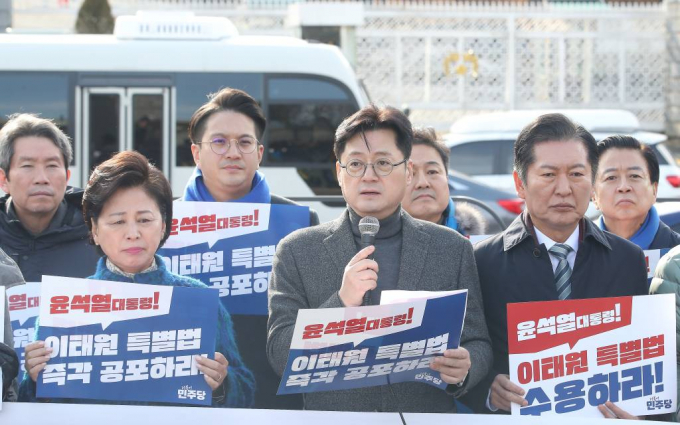 19일 이태원 참사 특별법이 정부로 이송됨에 따라 정부는 다음달 3일까지 법안을 처리해야 한다. 사진은 19일 오전 서울 용산구 대통령실 앞에서 열린 이태원참사 진상규명 특별법 즉각 공포 촉구를 위한 긴급 기자회견에서 발언하는 홍익표 더불어민주당 원내대표. /사진=뉴스1