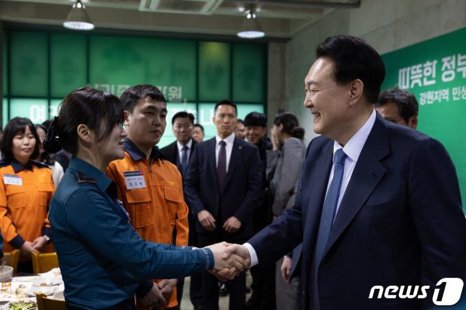 [사진] 민생 현장 근무자들과 악수하는 윤 대통령