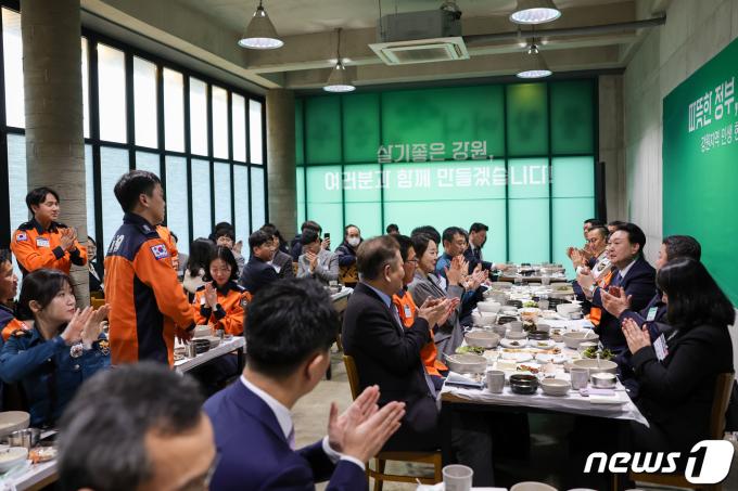 [사진] 尹, 강릉 순두부집에서 민생 현장 근무자들과 오찬