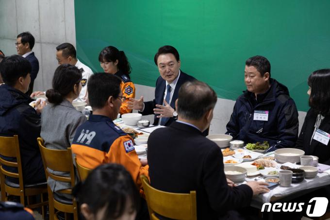 [사진] 강원도 현업 종사자들과 대화하는 윤 대통령