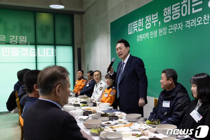 [사진] 민생 현장 근무자 격려하는 윤 대통령