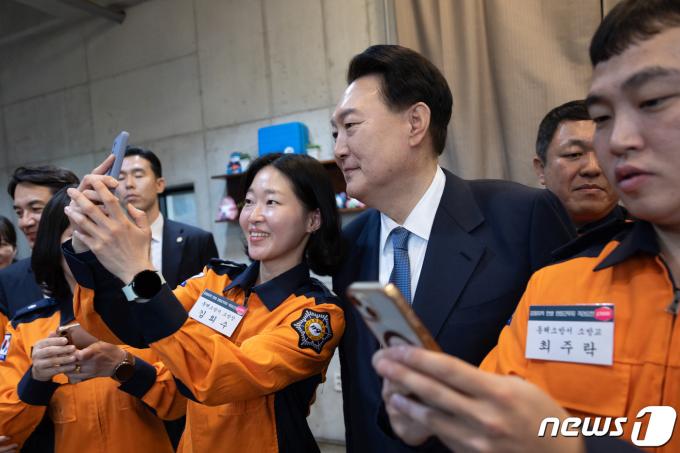[사진] 소방대원들과 기념사진 찍는 윤 대통령