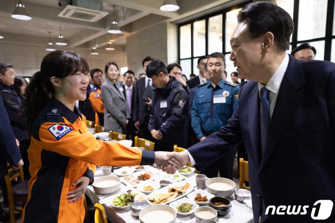 [사진] 강원지역 민생 현장 근무자 격려하는 윤 대통령