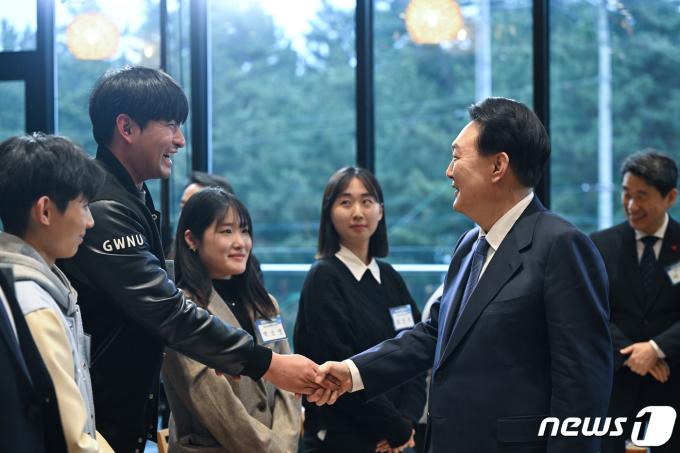 [사진] 강원지역 대학생들과 인사하는 윤 대통령