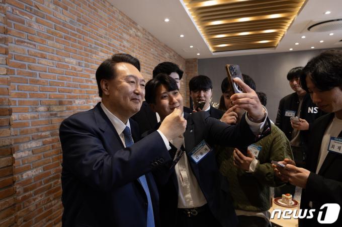 [사진] 윤 대통령, 청년들과 '셀카'