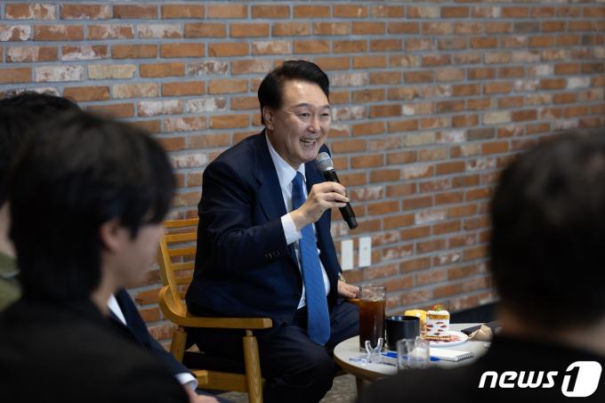 [사진] 활짝 웃는 윤 대통령