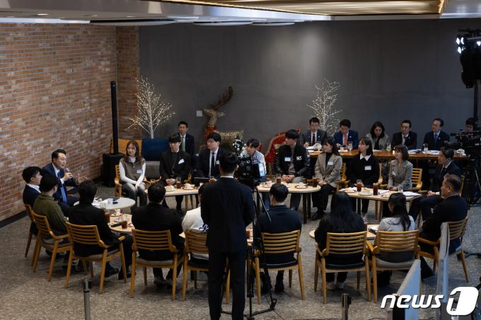 [사진] 강원지역 청년들과 대화하는 윤 대통령