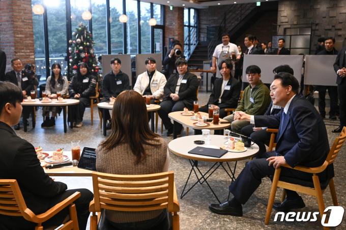 [사진] 윤 대통령, 강원지역 청년과의 대화