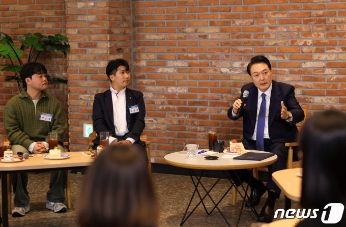 [사진] 윤 대통령, 강원지역 청년 간담회