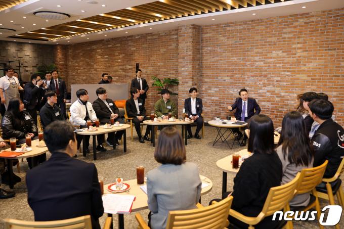 [사진] 윤 대통령, 강원지역 청년과의 대화