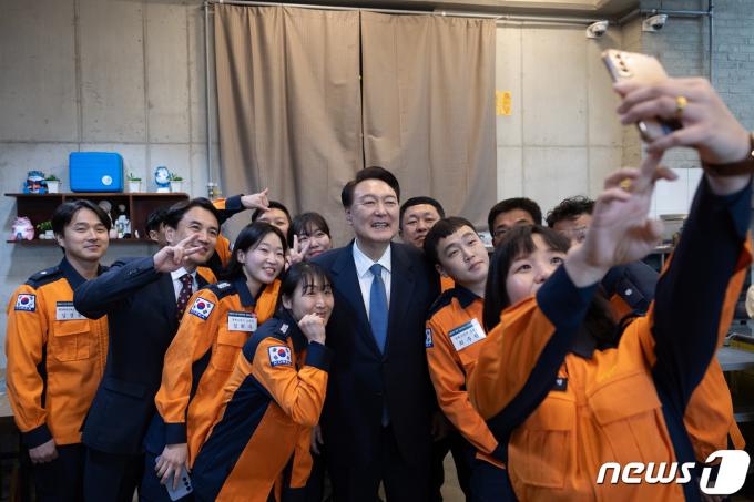 윤석열 대통령이 19일 강원도 강릉의 한 식당에서 열린 강원지역 민생 현장 근무자 격려 오찬에서 참석자들과 기념사진을 찍고 있다. (대통령실 제공) 2024.1.19/뉴스1 ⓒ News1 오대일 기자