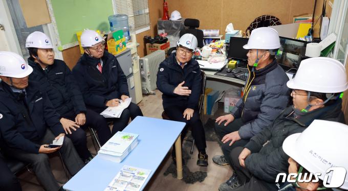 [사진] 동절기 건설현장 철저한 안전조치 당부하는 이정식 고용노동부 장관