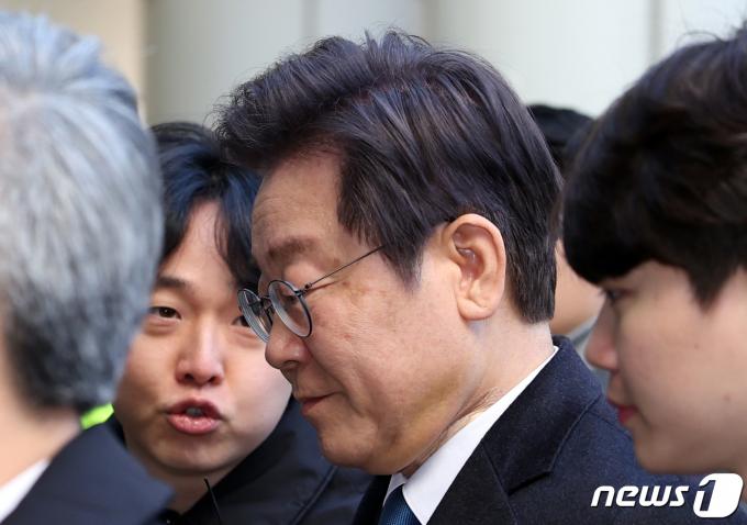 이재명 대표가  19일 공직선거법 위반 혐의 재판에 출석하기 위해 서울중앙지법에 들어서고 있다. 2024.1.19/뉴스1 ⓒ News1 김명섭 기자