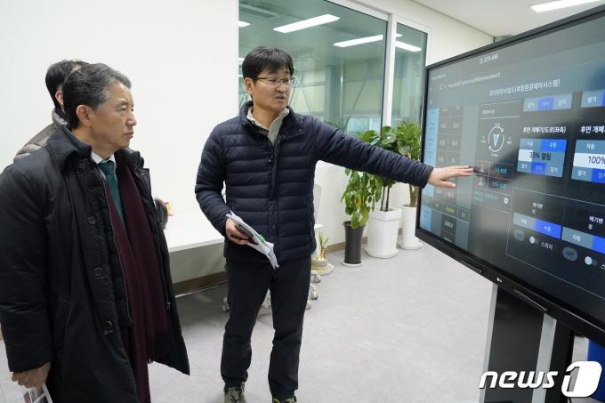 [사진] 남성현 산림청장, 스마트 양묘 시스템 점검