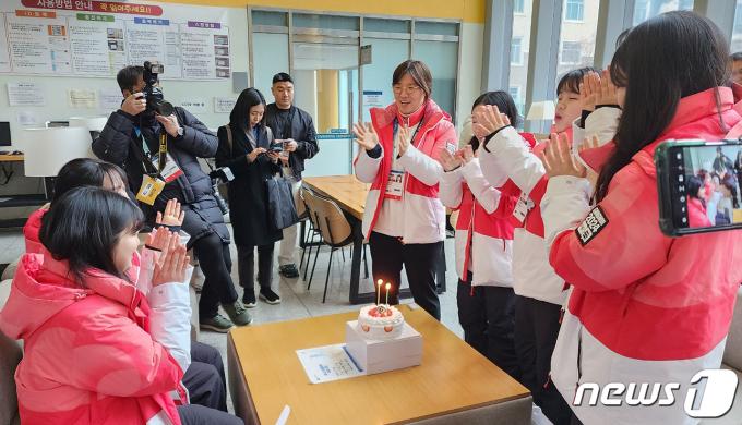 [사진] 생일 축하 노래 부르는 장미란 차관