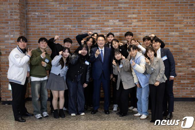윤석열 대통령이 19일 강원도 강릉의 한 카페에서 열린 '강원지역 청년과의 대화' 행사에서 지역 대학생들과 기념촬영을 하고 있다. (대통령실 제공) 2024.1.19/뉴스1 ⓒ News1 오대일 기자