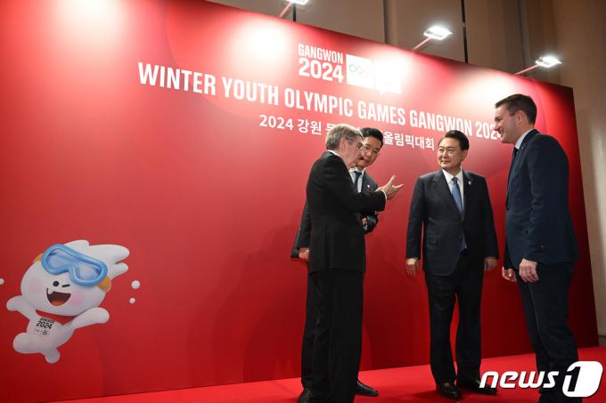 [사진] 토마스 바흐 IOC 위원장과 환담하는 윤 대통령
