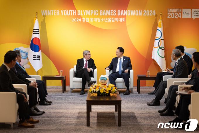 [사진] 토마스 바흐 IOC 위원장과 환담하는 윤 대통령