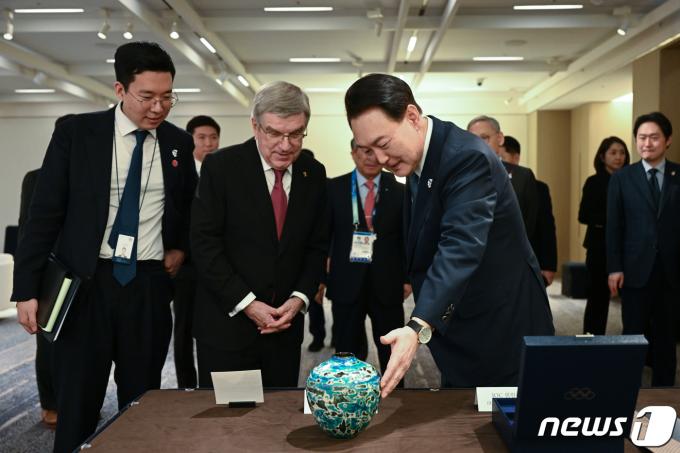 [사진] 윤 대통령, 토마스 바흐 IOC 위원장과 선물 교환