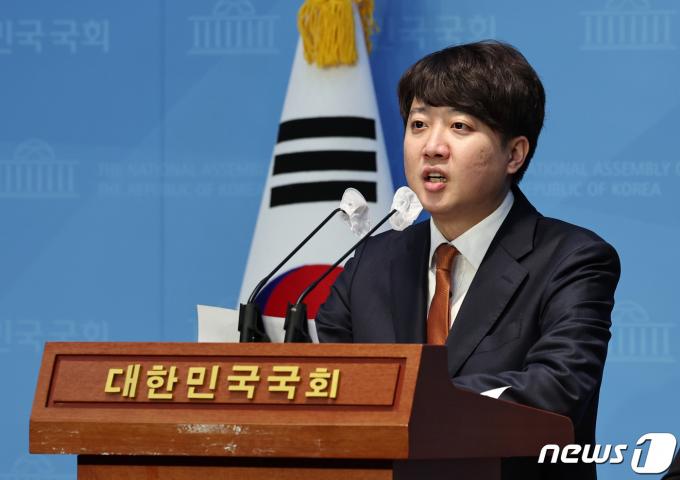 이준석 개혁신당 정강정책위원장이 18일 오전 서울 여의도 국회 소통관에서 교통 관련 정강정책 기자회견을 하고 있다. 2024.1.18/뉴스1 ⓒ News1 구윤성 기자