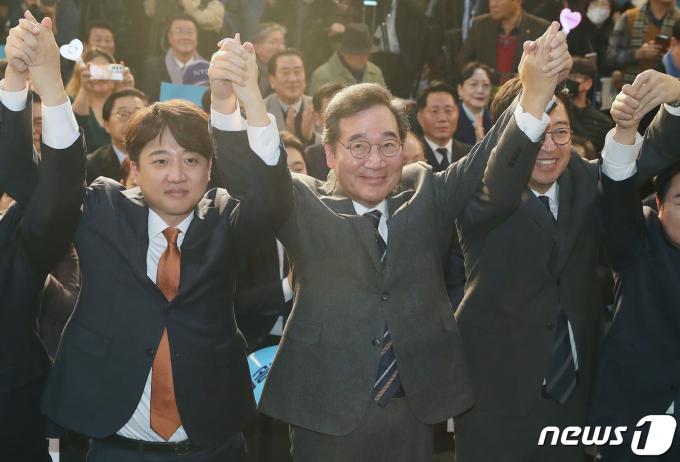 이낙연 전 더불어민주당 대표, 이준석 개혁신당(가칭) 정강정책위원장, 금태섭 새로운선택 공동대표 등 참석자들이 16일 오후 서울 동작구 서울여성플라자에서 열린 새로운미래(가칭) 창당발기인대회에서 손을 들어 올리고 있다. 2024.1.16/뉴스1 ⓒ News1 임세영 기자