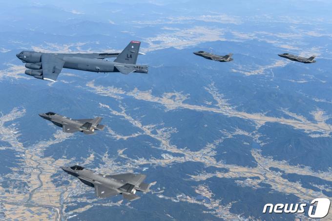 지난해 10월  미국 공군의 B-52H 전략폭격기와 한국 공군의 F-35A 전투기들이 한반도 상공에서 한미 연합공중훈련을 수행하는 모습(공군 제공). 2023.10.17/뉴스1