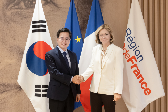 스위스 다보스포럼에 참석한 데 이어 프랑스를 방문 중인 김동연 경기도지사가 19일(현지시각) 일드프랑스 주청사에서 발레리 페크레스 일드프랑스 주지사와 만나 경기도와 일드프랑스주의 협력 방안을 논의했다. / 사진=경기도 