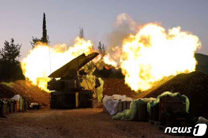 이스라엘 복부 갈릴리에서 지난달 11일(현지시간) 이스라엘방위군(IDF) 포병부대가 레바논 남부 시아파 무장단체 헤즈볼라를 상대로 포격을 가하고 있다. 2023.12.11. ⓒ AFP=뉴스1 ⓒ News1 김성식 기자