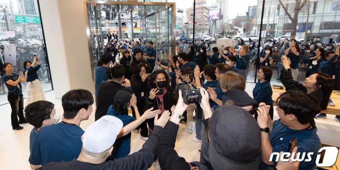 [사진] 애플 홍대 매장 오픈