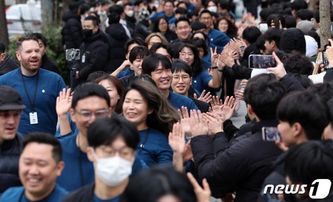 [사진] 애플스토어 홍대점 오픈