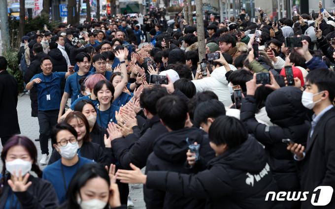 [사진] 애플스토어 홍대 찾은 시민들과 인사하는 직원들
