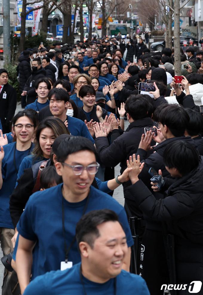 [사진] 애플스토어 홍대 방문객 환영하는 직원들