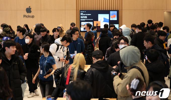 [사진] 인파 북적이는 애플스토어 홍대