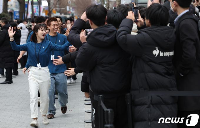 [사진] 애플스토어 홍대 찾은 시민들 반겨주는 직원들
