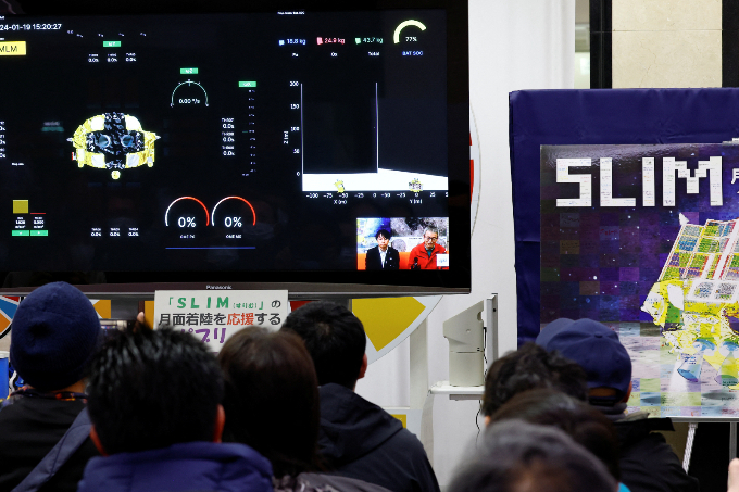 일본 무인 탐사선 슬림(SLIM)이 달 착륙에 성공했다. 사진은 달 착륙 시도를 지켜보는 모습. /사진=로이터