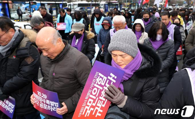 [사진] 묵념하는 이태원 참사 특별법 공포 촉구 대회
