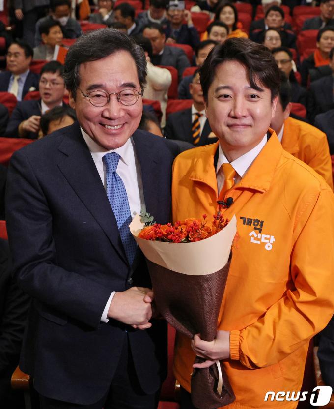 이준석 개혁신당 대표가 20일 오후 서울 여의도 국회의사당 의원회관에서 열린 개혁신당 창당대회에서 이낙연 전 더불어민주당 대표와 손을 잡고 있다. 2024.1.20/뉴스1 ⓒ News1 장수영 기자